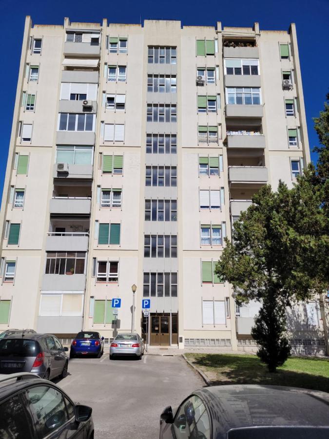 Cozy Room Near Metro & Airport Lisboa Exterior foto